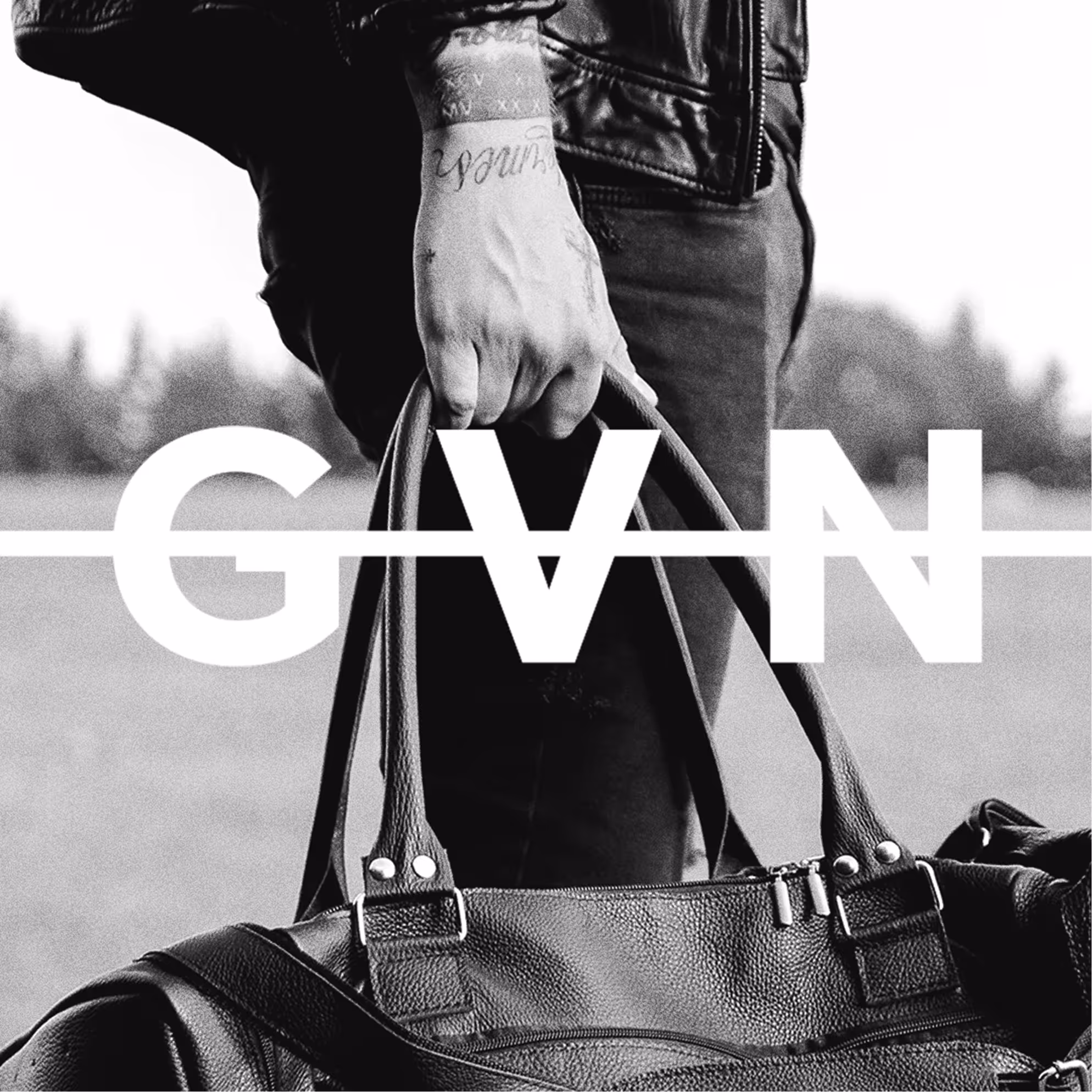 Zdjęcie modela trzymającego torbę